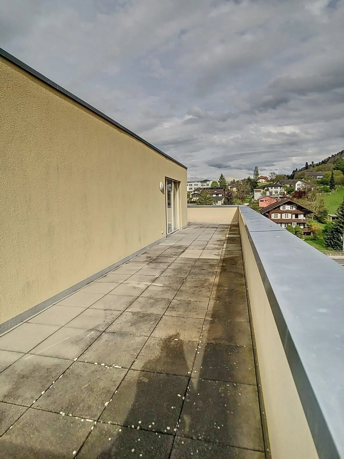 SEHR SCHÖNE ATTIKA 3,5 Zi.-Wohnung  / MAGNIFIQUE ATTIQUE de 3,5 pièces - Foto 11 di 13