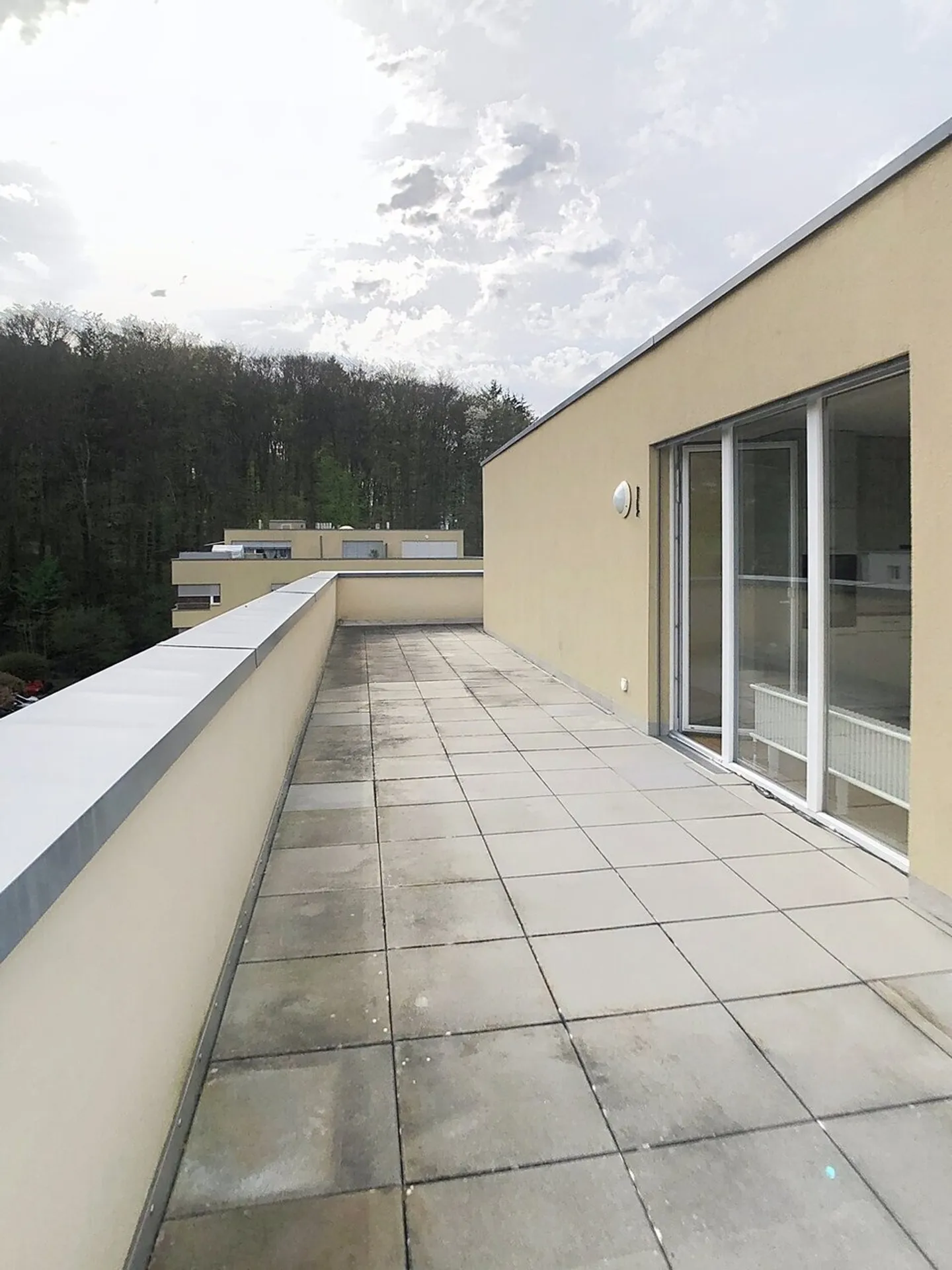 SEHR SCHÖNE ATTIKA 3,5 Zi.-Wohnung  / MAGNIFIQUE ATTIQUE de 3,5 pièces - Foto 12 di 13