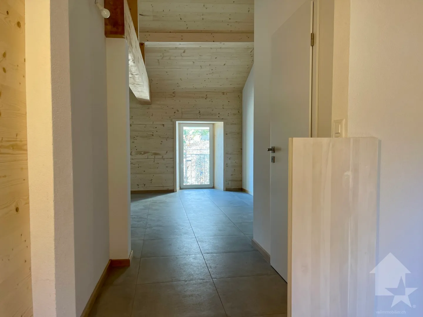 Duplex apartment 3.5 rooms in a fully renovated village house - Photo 9 of 17
