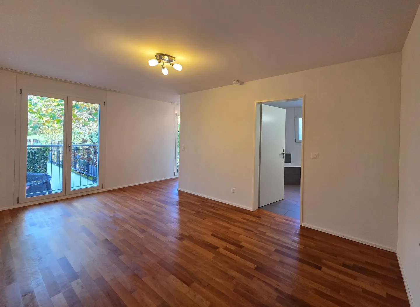 Grosszügige 4.5-Zimmer-Wohnung mit Terrasse und Sitzplatz - Foto 9 von 23