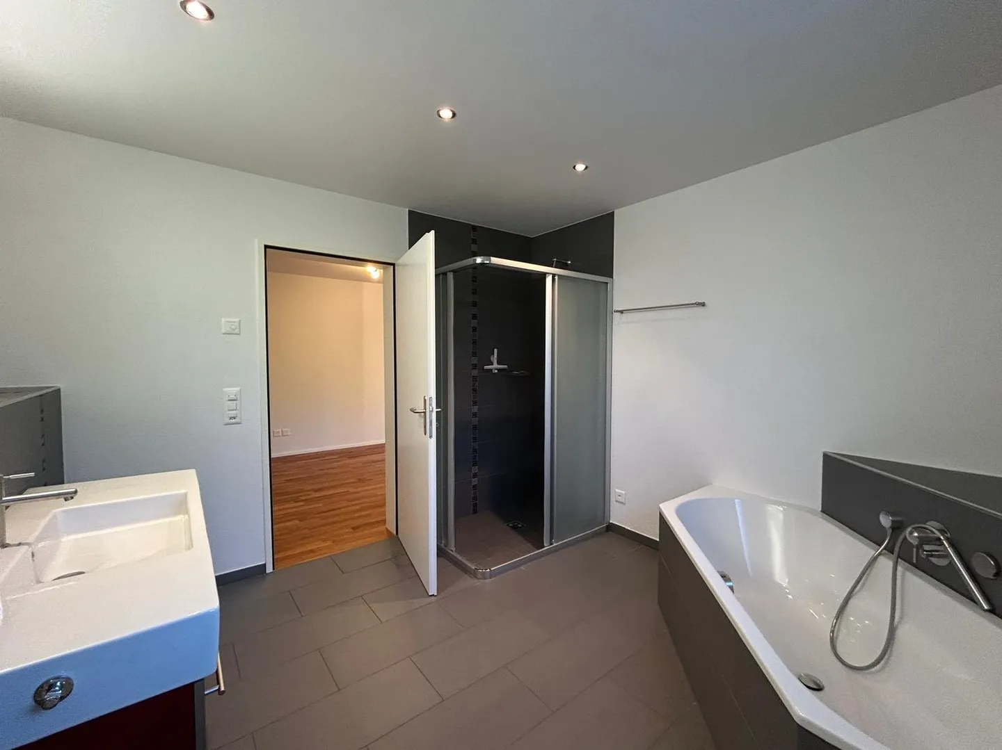 Grosszügige 4.5-Zimmer-Wohnung mit Terrasse und Sitzplatz - Foto 13 von 23