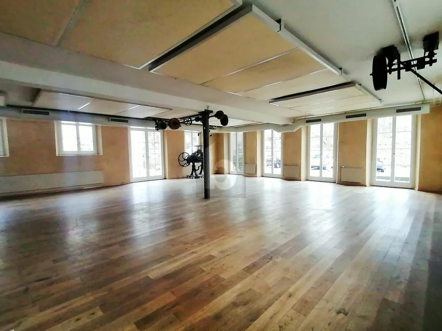 SPACIOUS IN A CENTRAL LOCATION - Photo 2 of 6