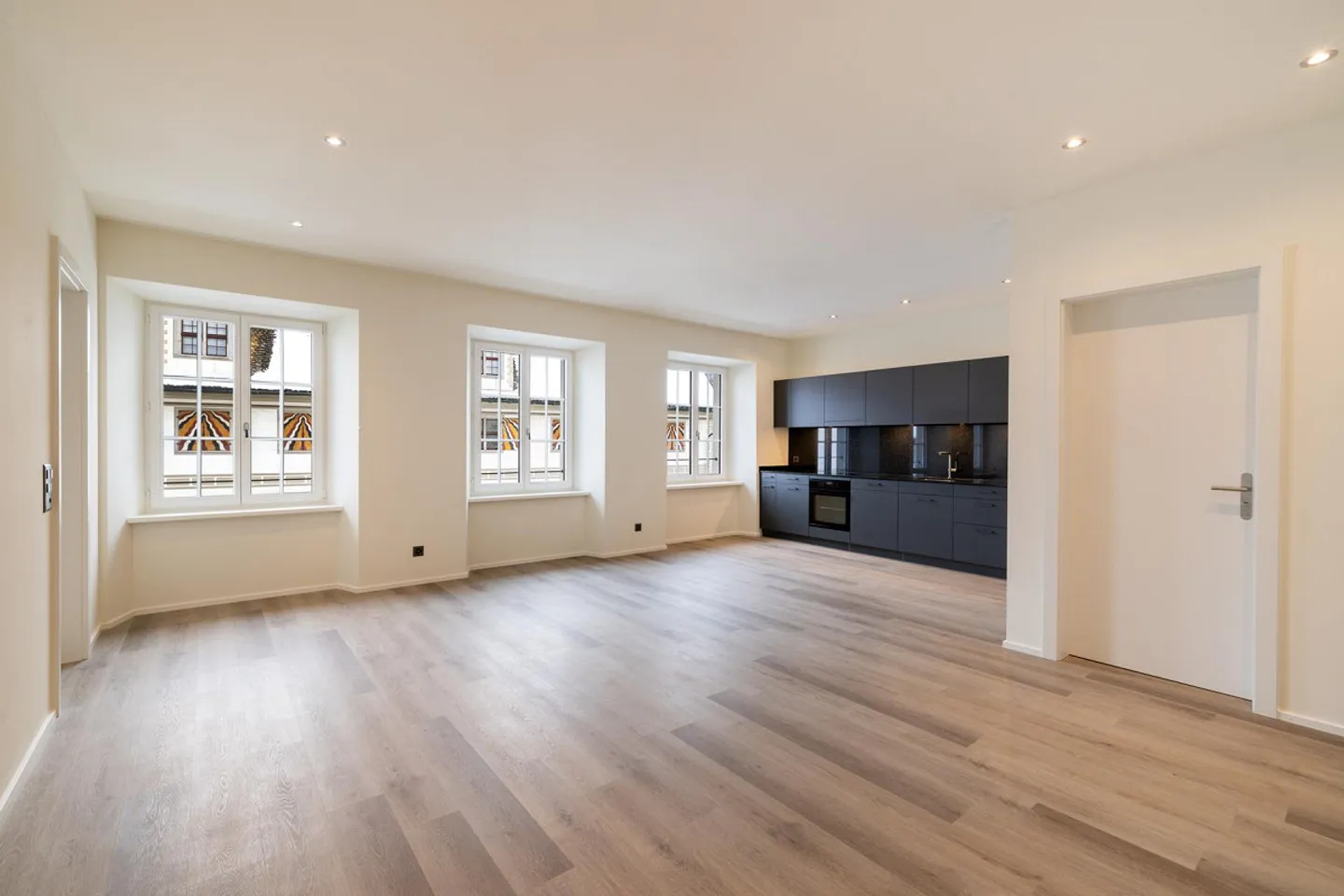Appartement moderne de 2,5 pièces à long terme au centre du village de Näfels - Photo 1 sur 8