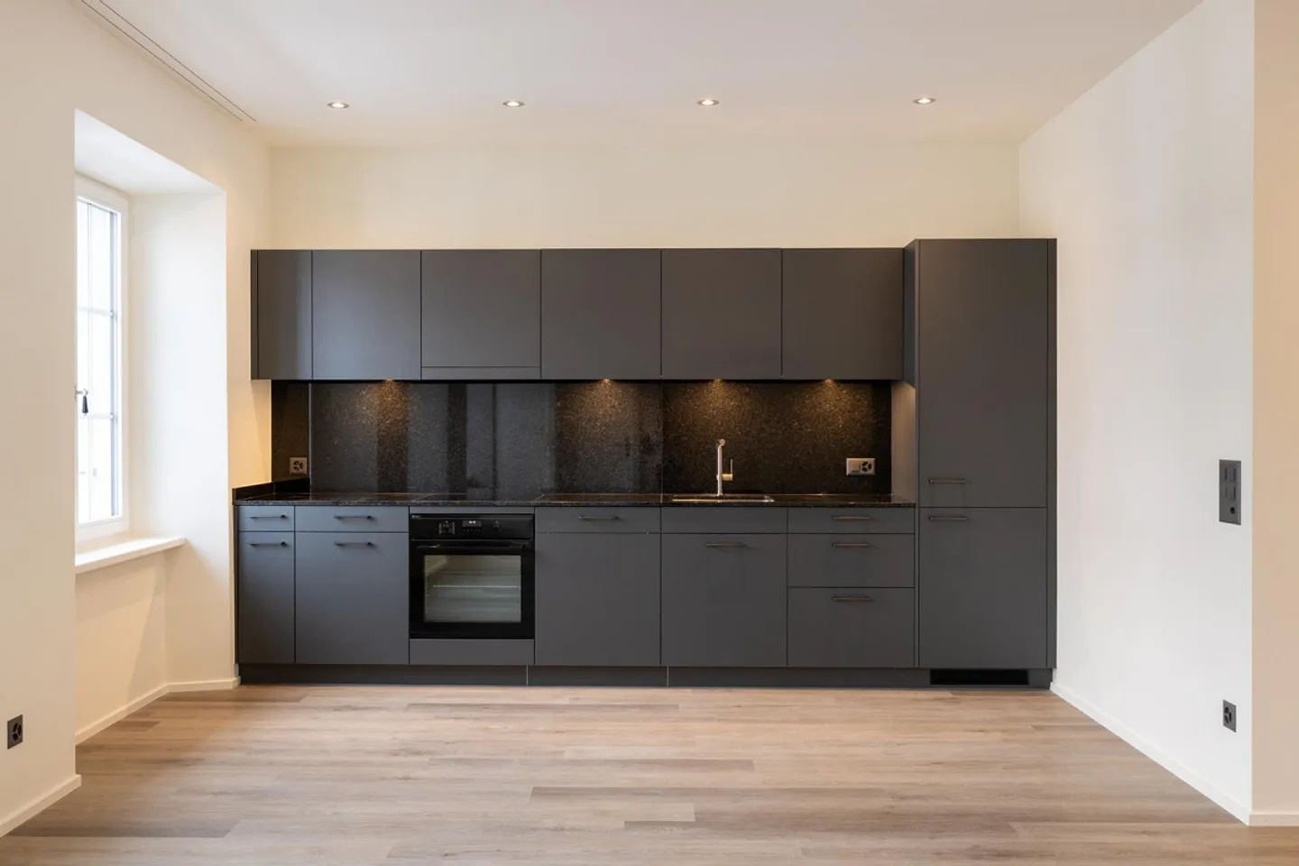 Appartement moderne de 2,5 pièces à long terme au centre du village de Näfels - Photo 2 sur 8