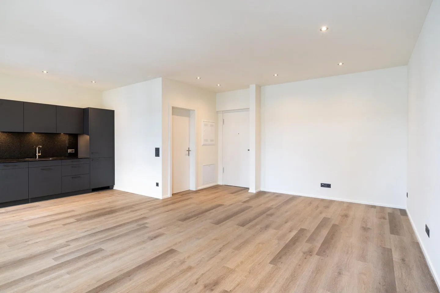 Appartement moderne de 2,5 pièces à long terme au centre du village de Näfels - Photo 3 sur 8
