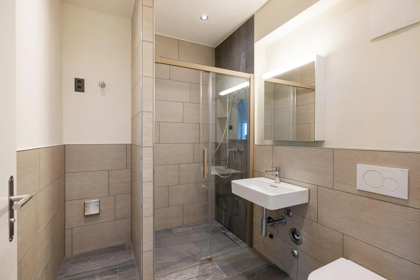 Appartement moderne de 2,5 pièces à long terme au centre du village de Näfels - Photo 5 sur 8