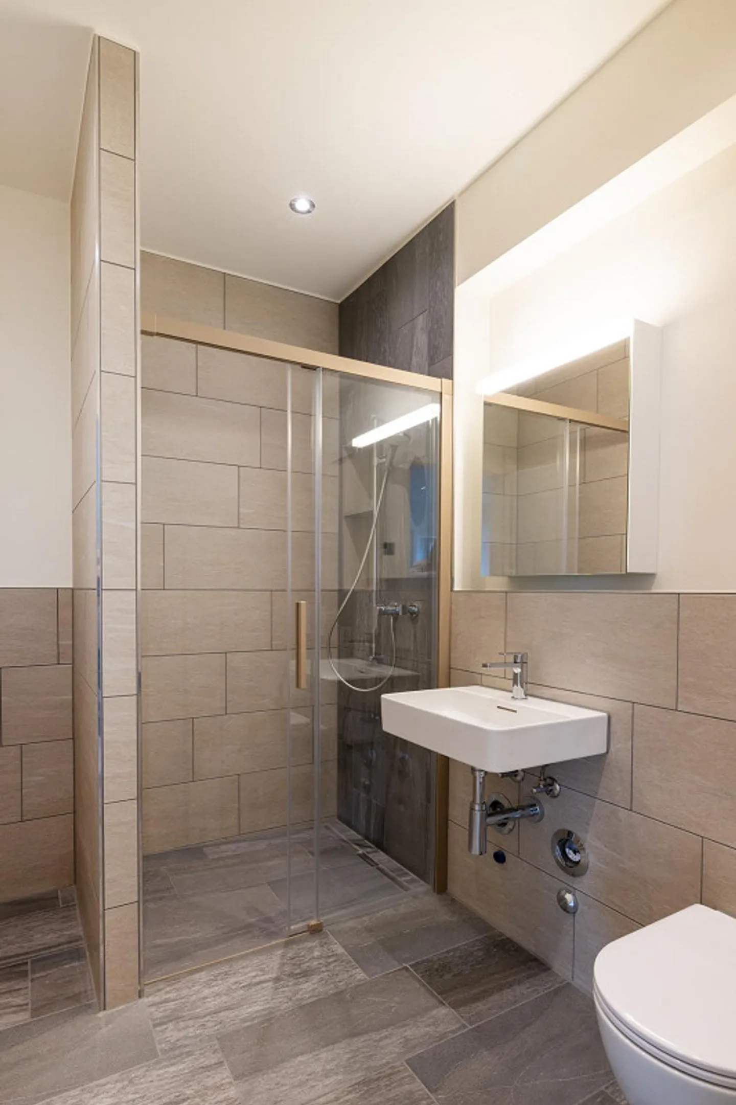 Appartement moderne de 2,5 pièces à long terme au centre du village de Näfels - Photo 6 sur 8