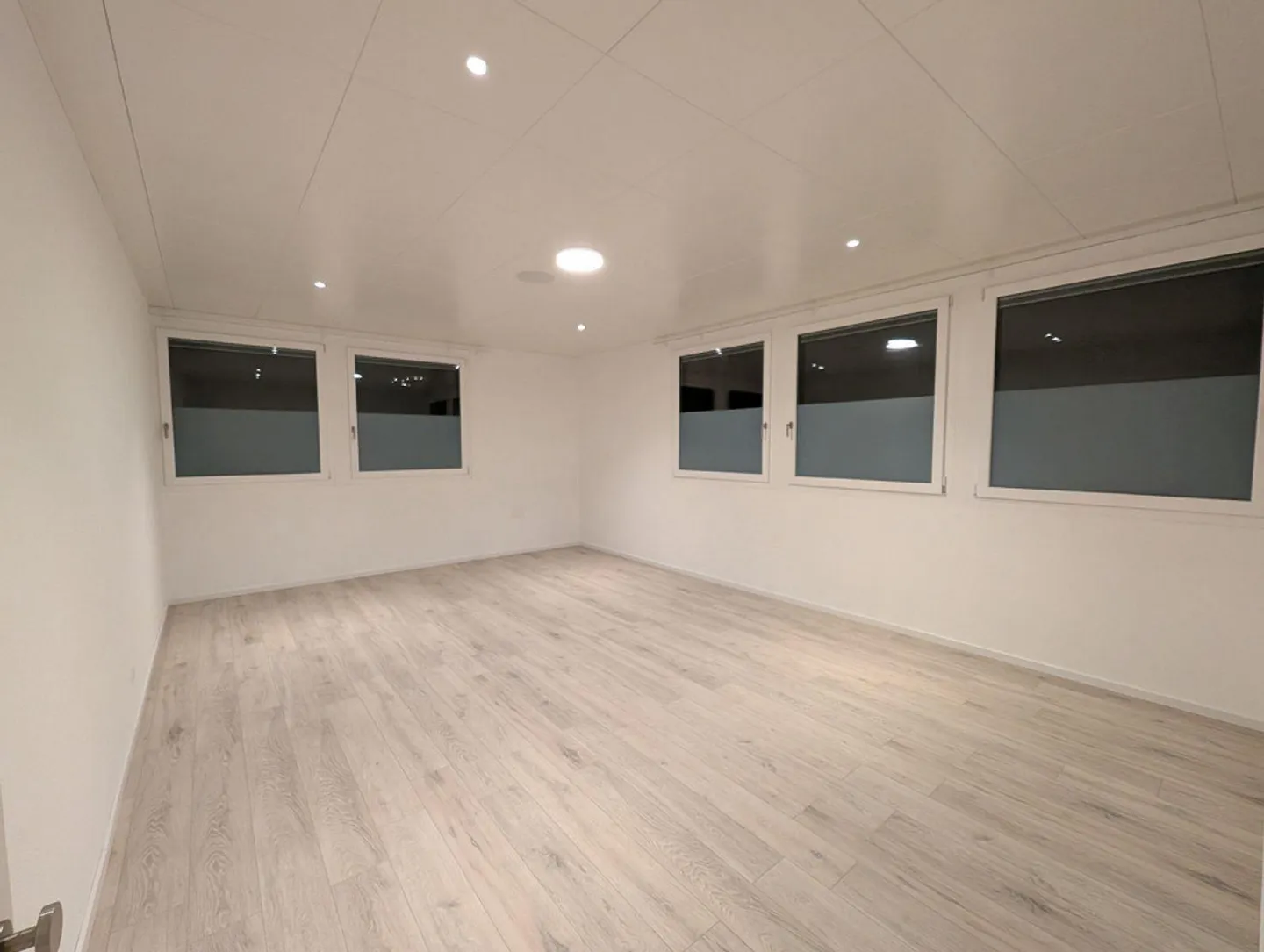 Spazio Commerciale (33m²) in Affitto nel Centro di Galleggiamento - Foto 1 di 3