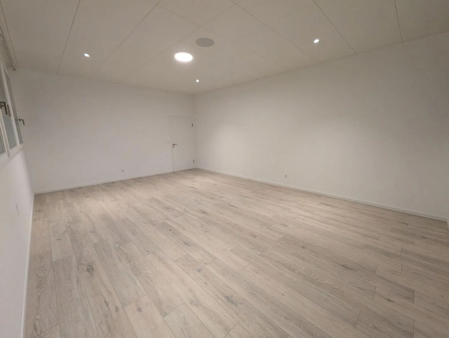 Spazio Commerciale (33m²) in Affitto nel Centro di Galleggiamento - Foto 2 di 3