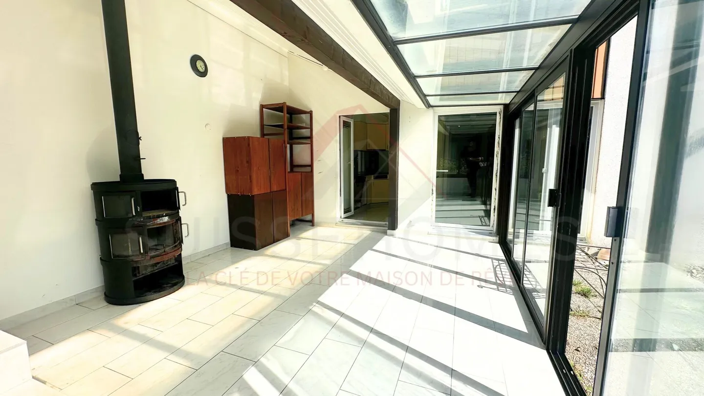 Living in Harmony - Large Family Villa with Bright Garden and 6 Bedrooms - Photo 3 of 8