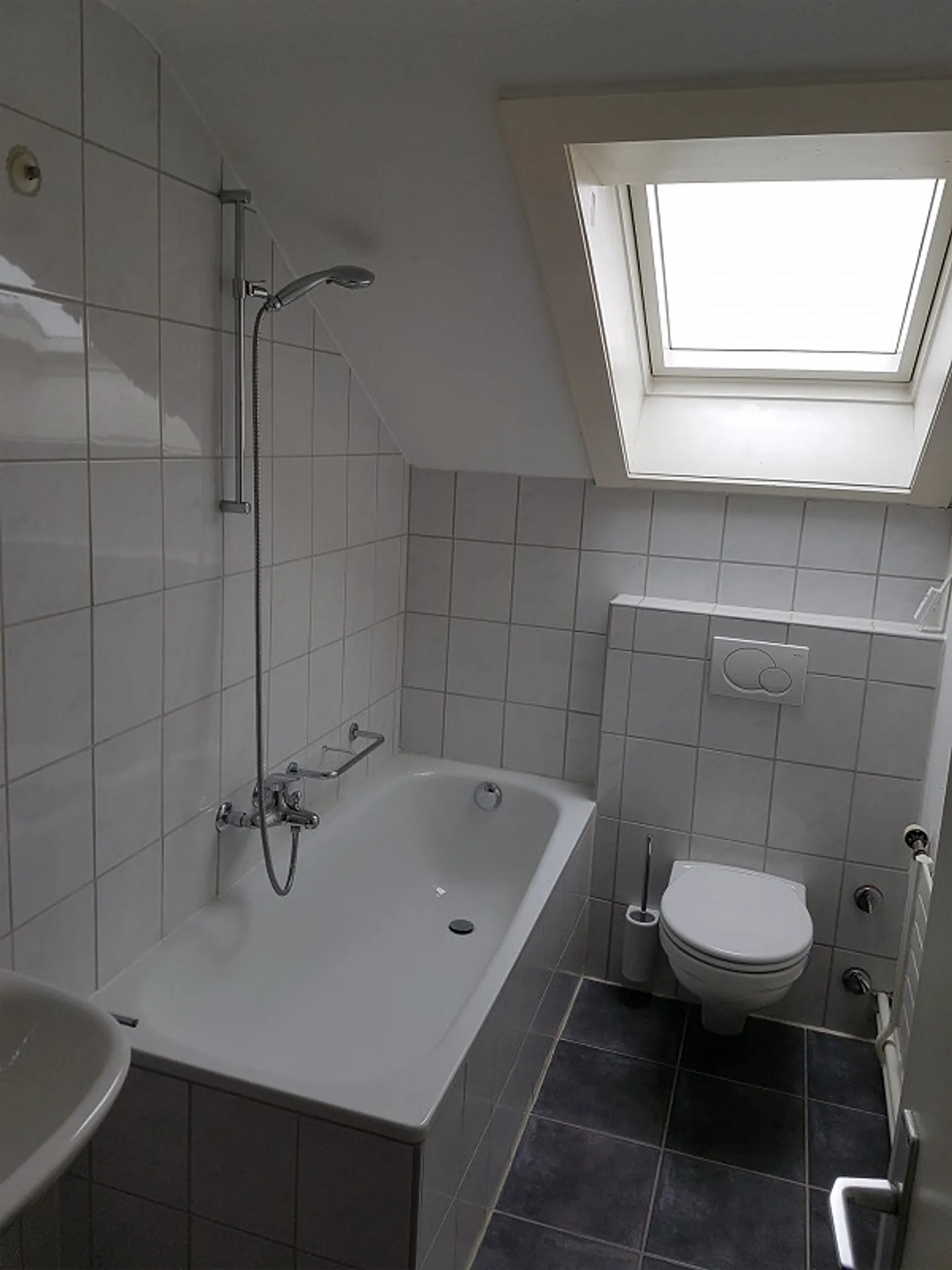 Appartamento mansardato di 2 1/2 stanze con vista lago - Foto 3 di 7