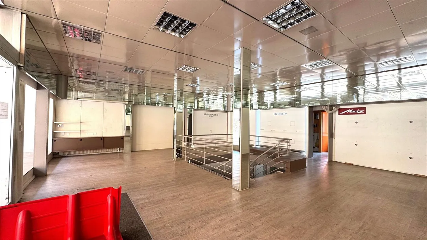 St-Imier, spazio commerciale nel centro del villaggio con vetrina - Foto 1 di 5