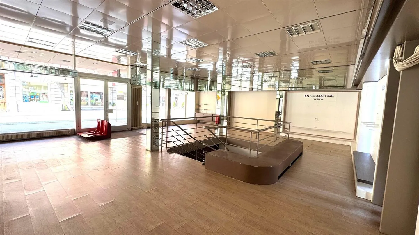 St-Imier, spazio commerciale nel centro del villaggio con vetrina - Foto 2 di 5