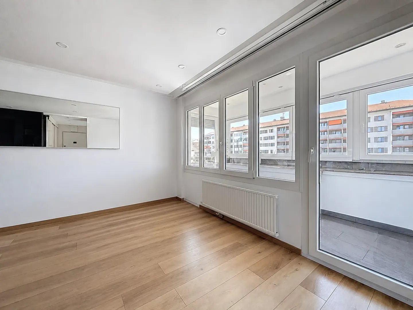 Ampio appartamento di 5,5 stanze con veranda, nel cuore di La Chaux-de-Fonds - Foto 3 di 12
