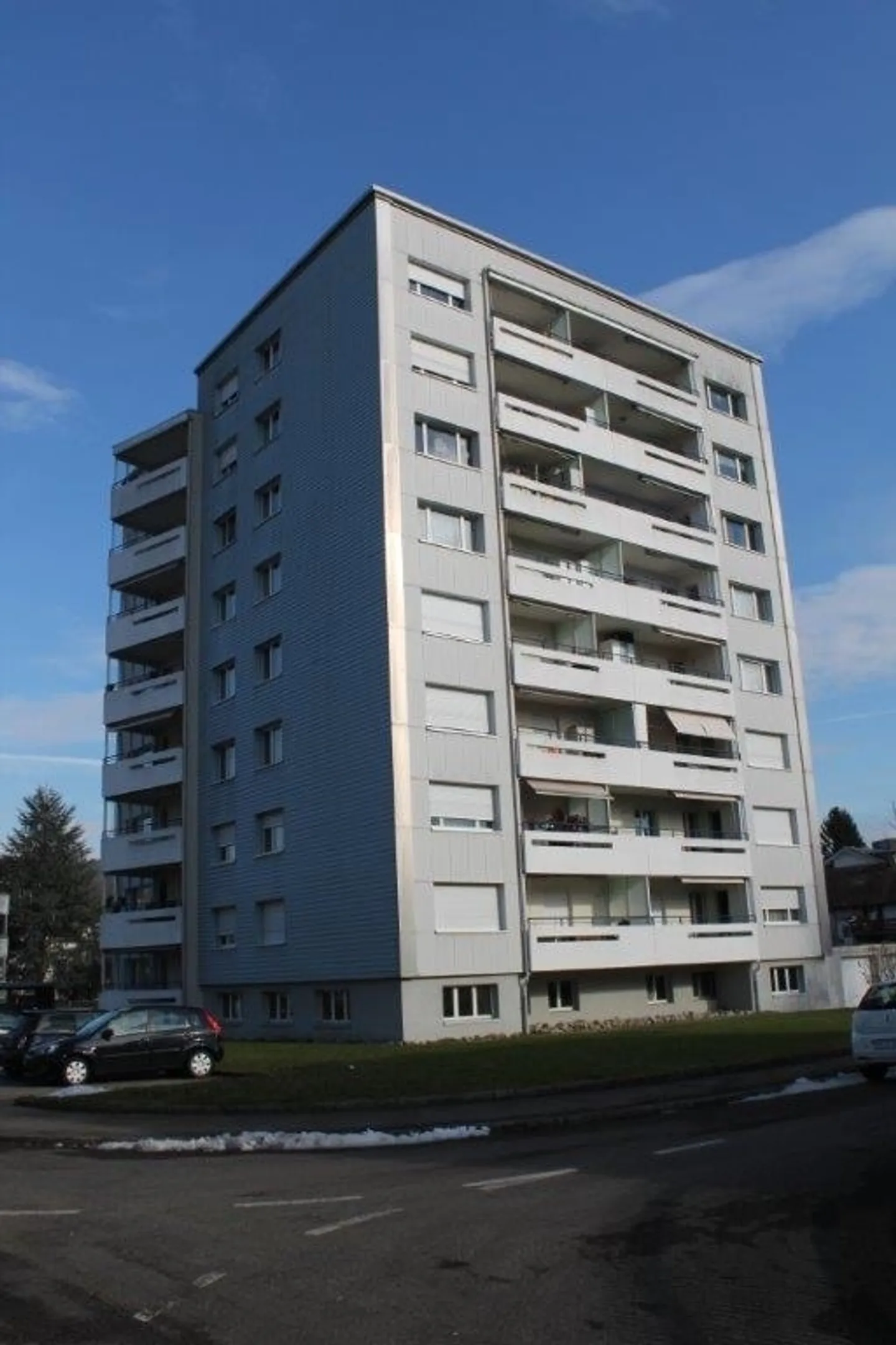 Bel appartement lumineux de 3 pièces avec balcon, au cinquième étage - Photo 1 sur 14