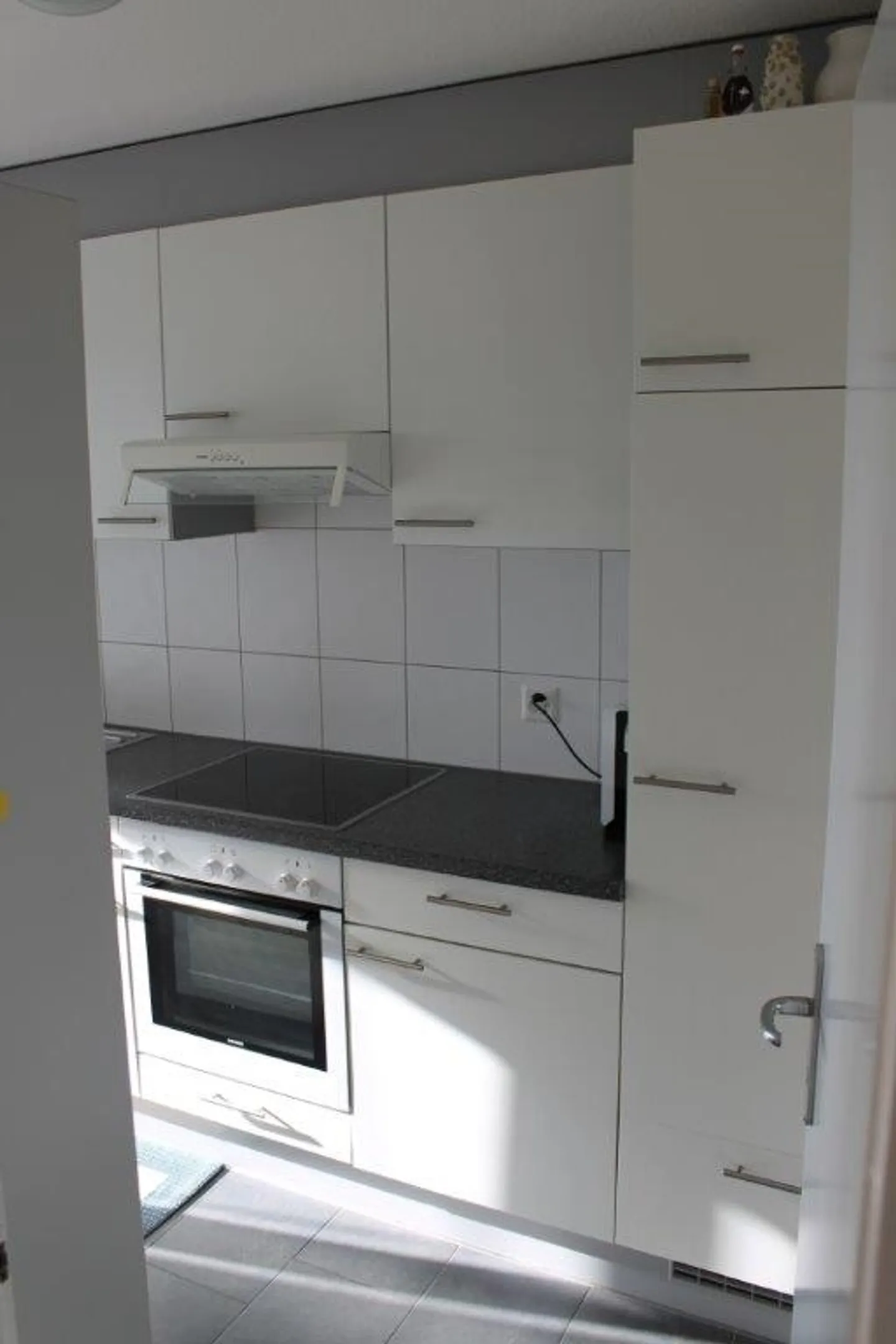 Bel appartement lumineux de 3 pièces avec balcon, au cinquième étage - Photo 3 sur 14