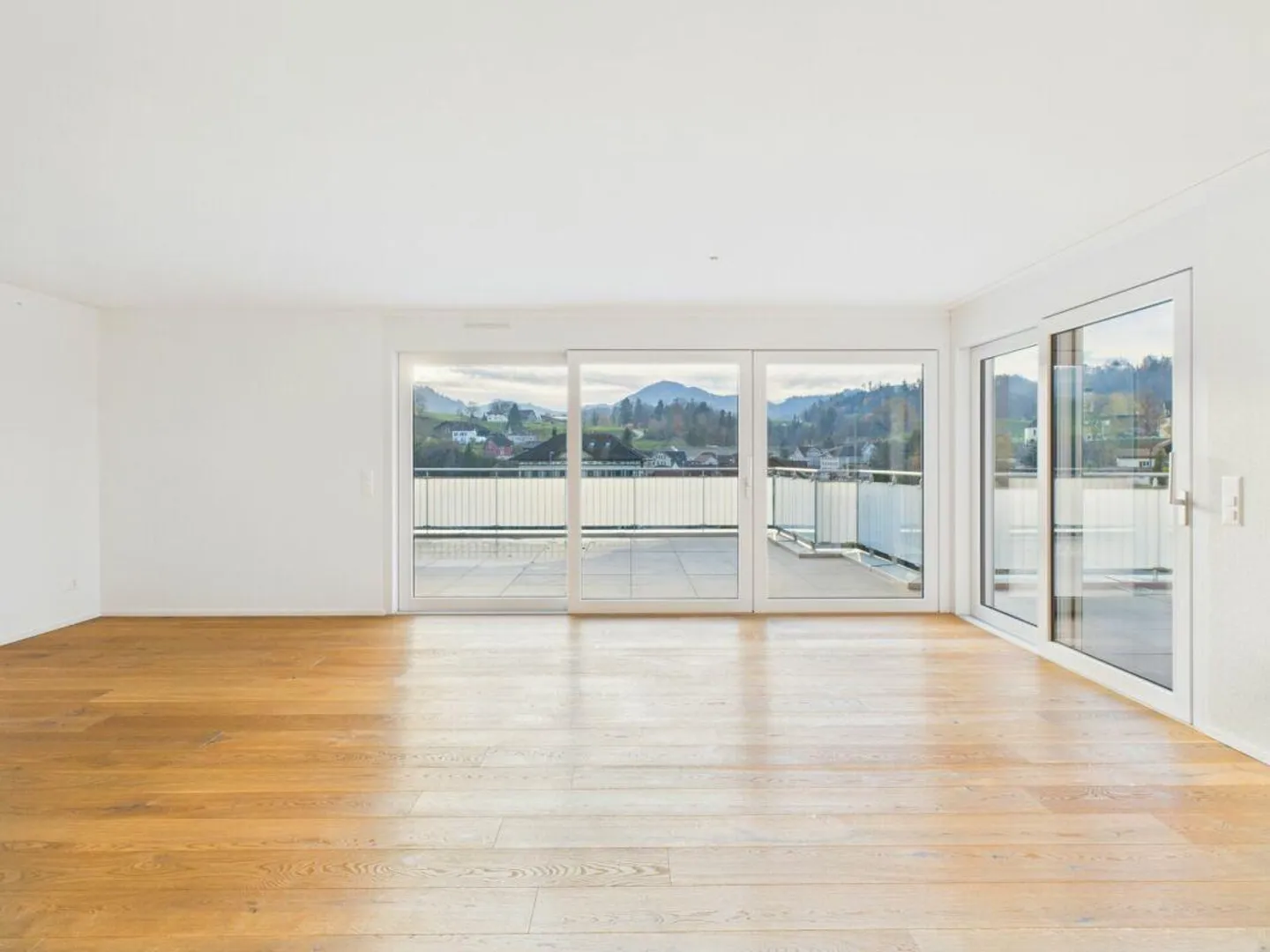 Moderne Attika mit grosser Terrasse und Ausblick - Foto 1 von 19