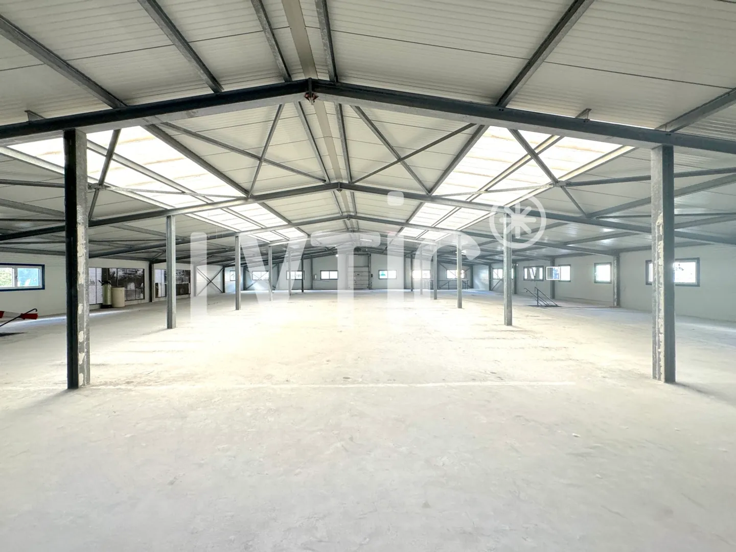 Capannone di 2200 m2 su un lotto di 3000 m2 in vendita a Sierre - Foto 4 di 6