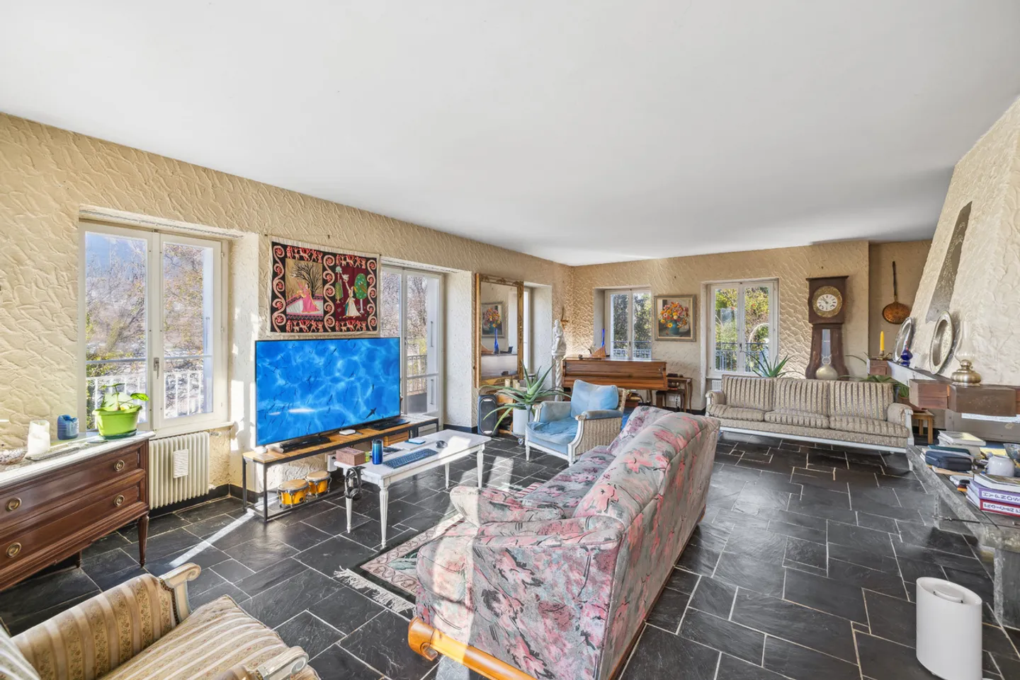 Elegant Villa in the Heart of Nature, Just a Stone's Throw from Sion - Photo 3 of 9