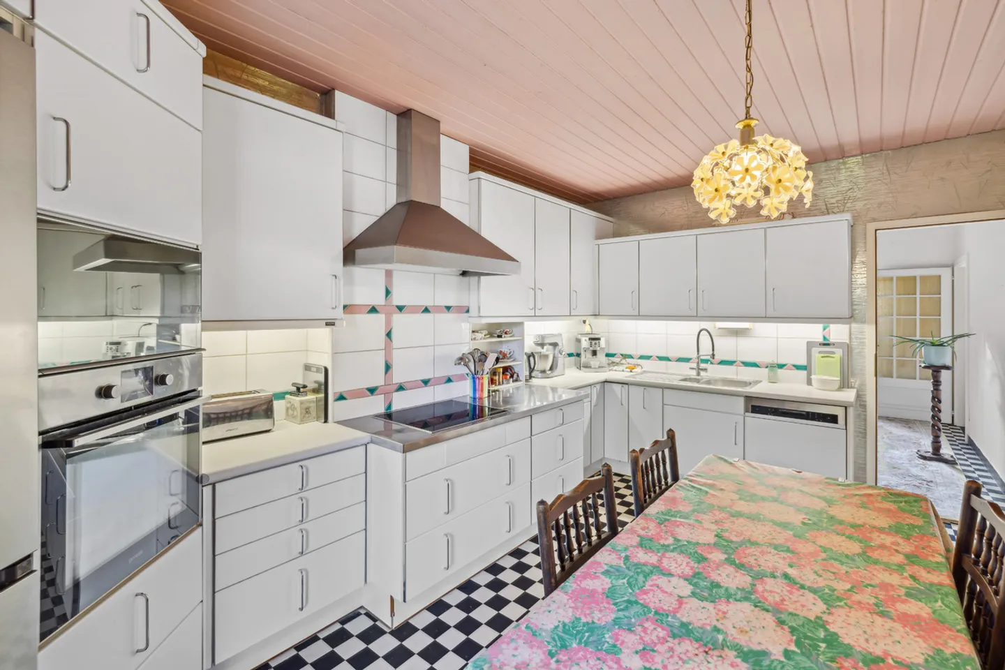 Elegant Villa in the Heart of Nature, Just a Stone's Throw from Sion - Photo 4 of 9