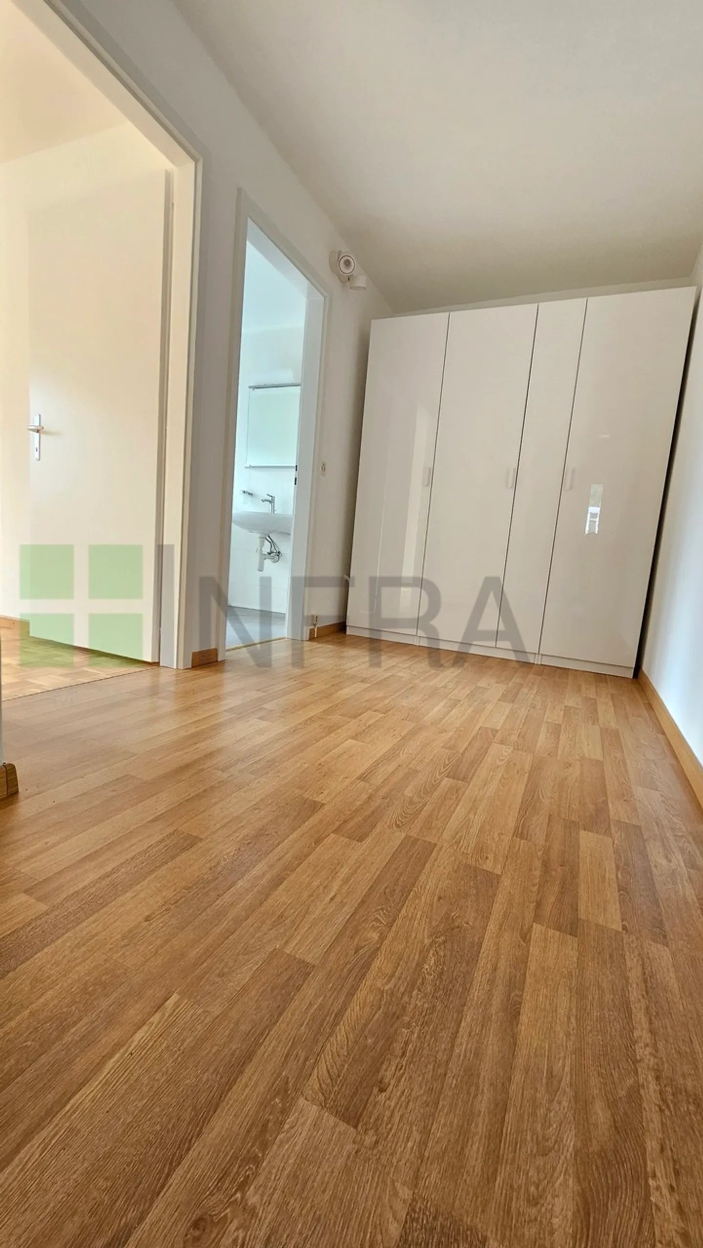 Grand appartement de 2,5 pièces avec garage, buanderie privée et jardin ! - Photo 6 sur 12