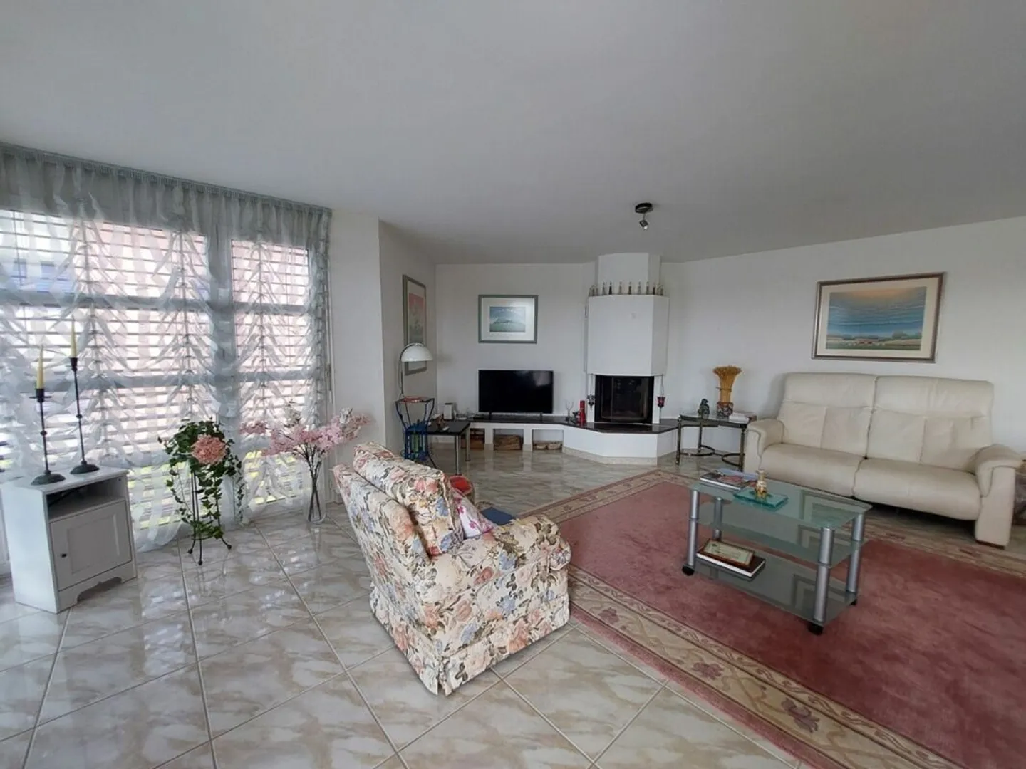 Spacious 4.5-room apartment with balcony, elevator, and garages - Photo 3 of 12