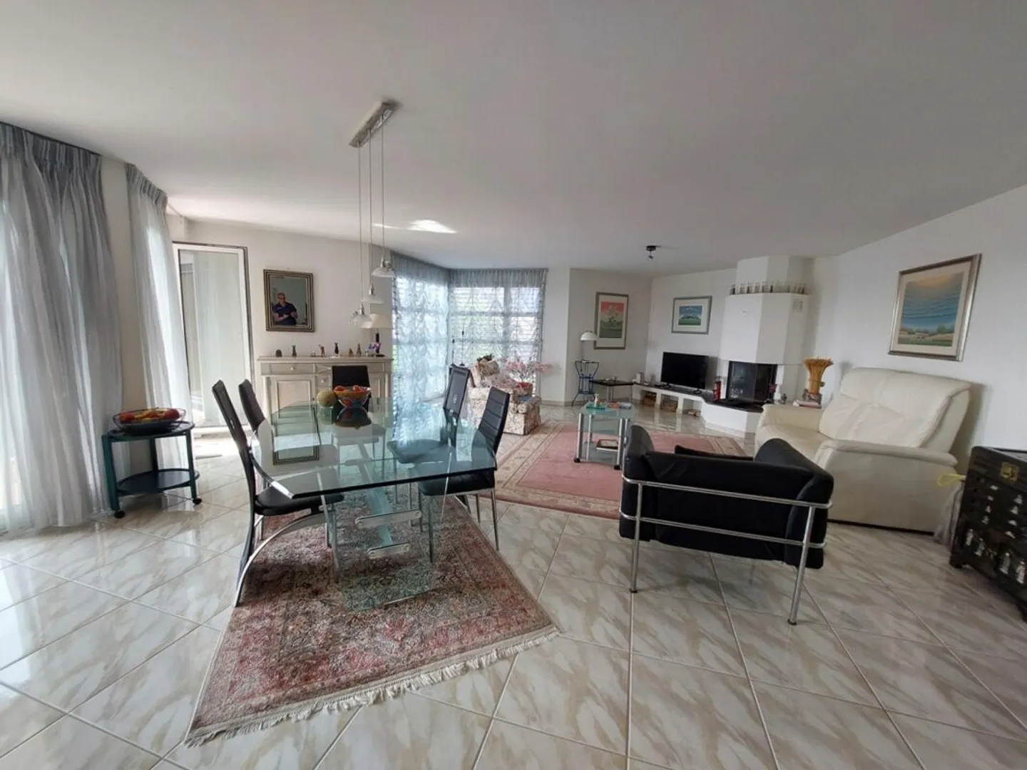 Spacious 4.5-room apartment with balcony, elevator, and garages - Photo 4 of 12