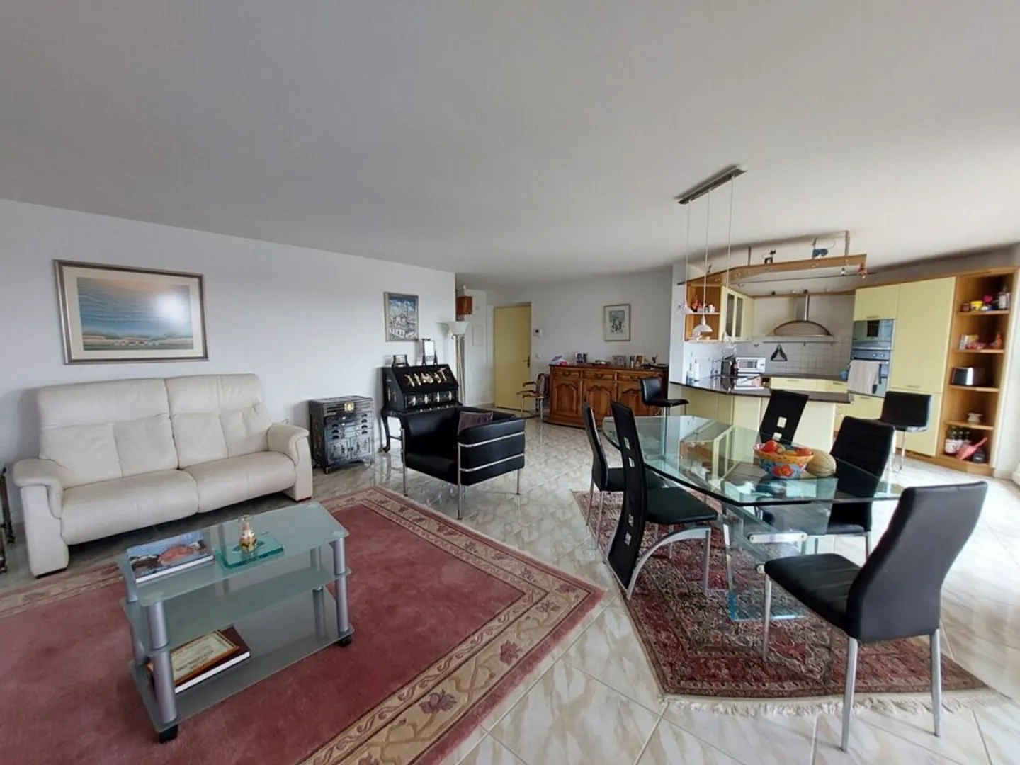 Spacious 4.5-room apartment with balcony, elevator, and garages - Photo 5 of 12