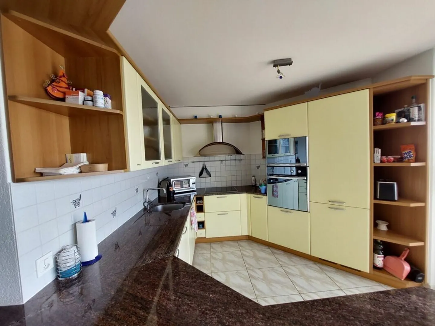 Spacious 4.5-room apartment with balcony, elevator, and garages - Photo 7 of 12