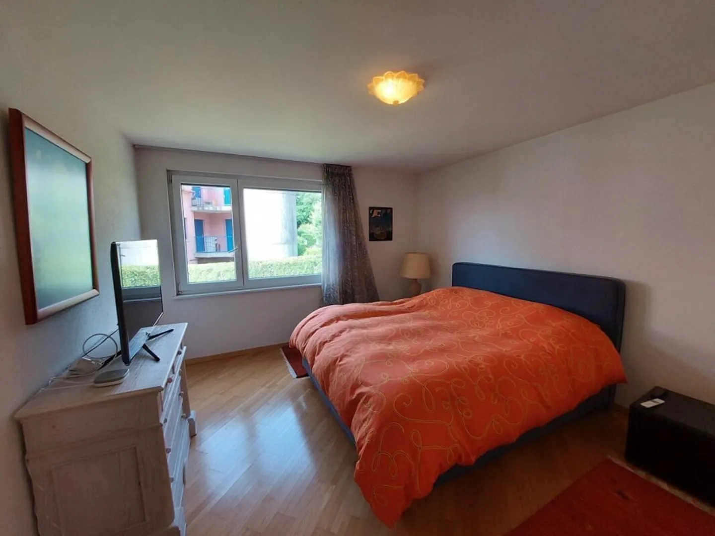 Spacious 4.5-room apartment with balcony, elevator, and garages - Photo 8 of 12
