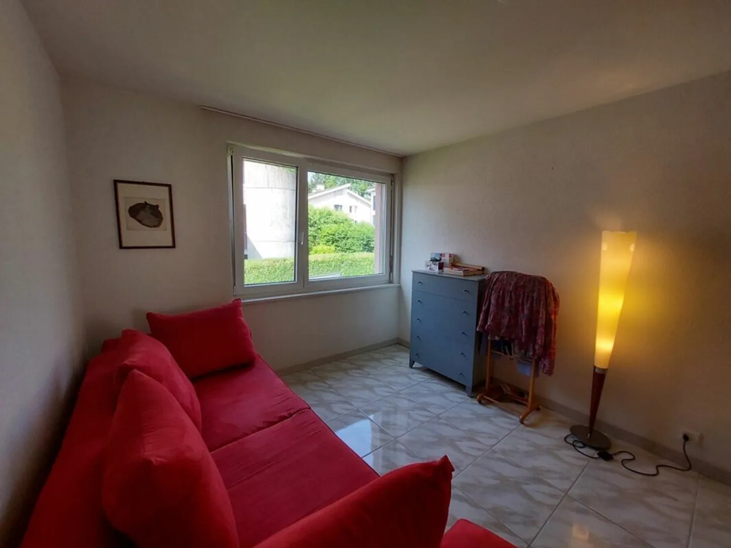 Spacious 4.5-room apartment with balcony, elevator, and garages - Photo 10 of 12