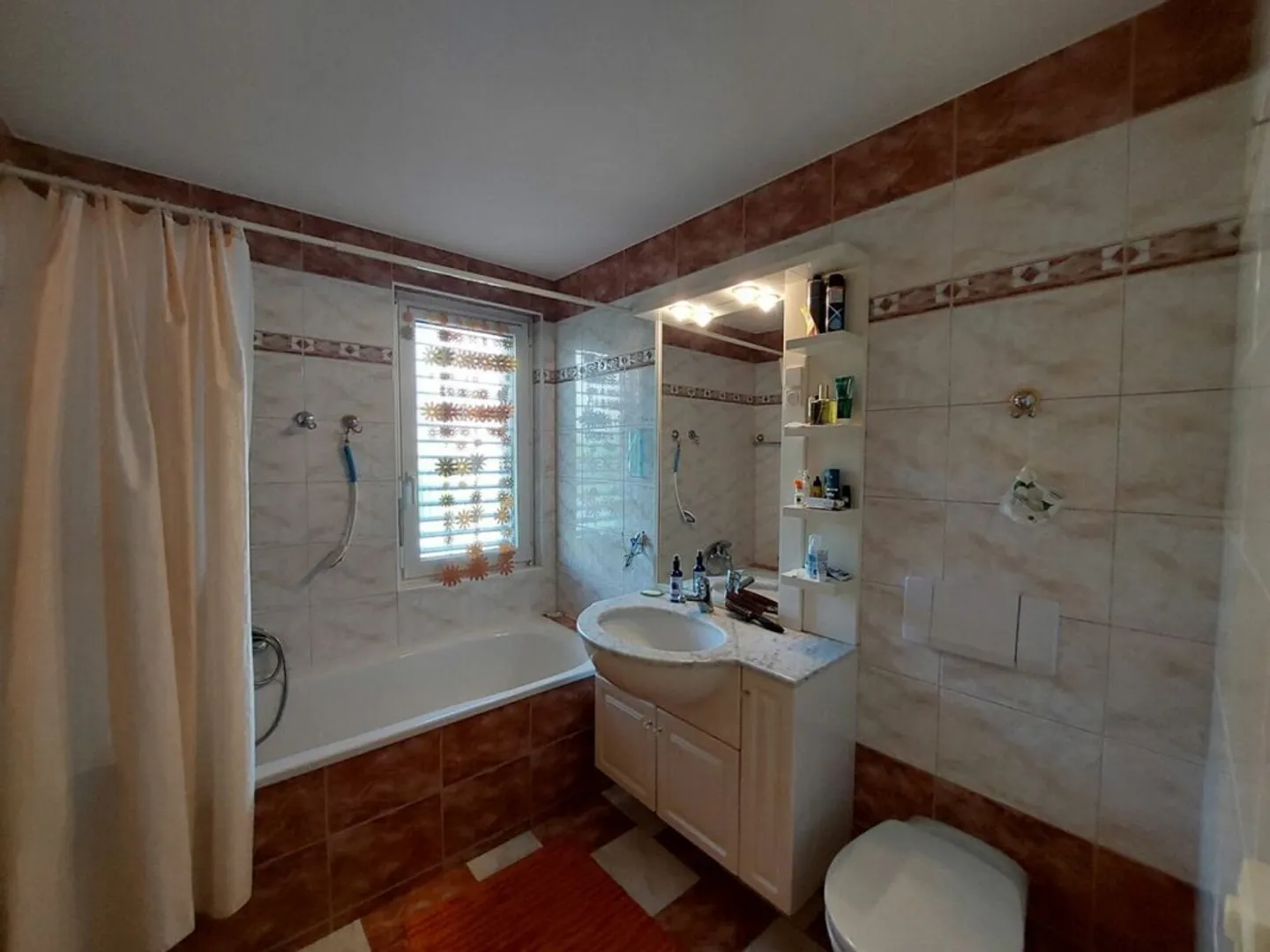 Spacious 4.5-room apartment with balcony, elevator, and garages - Photo 11 of 12