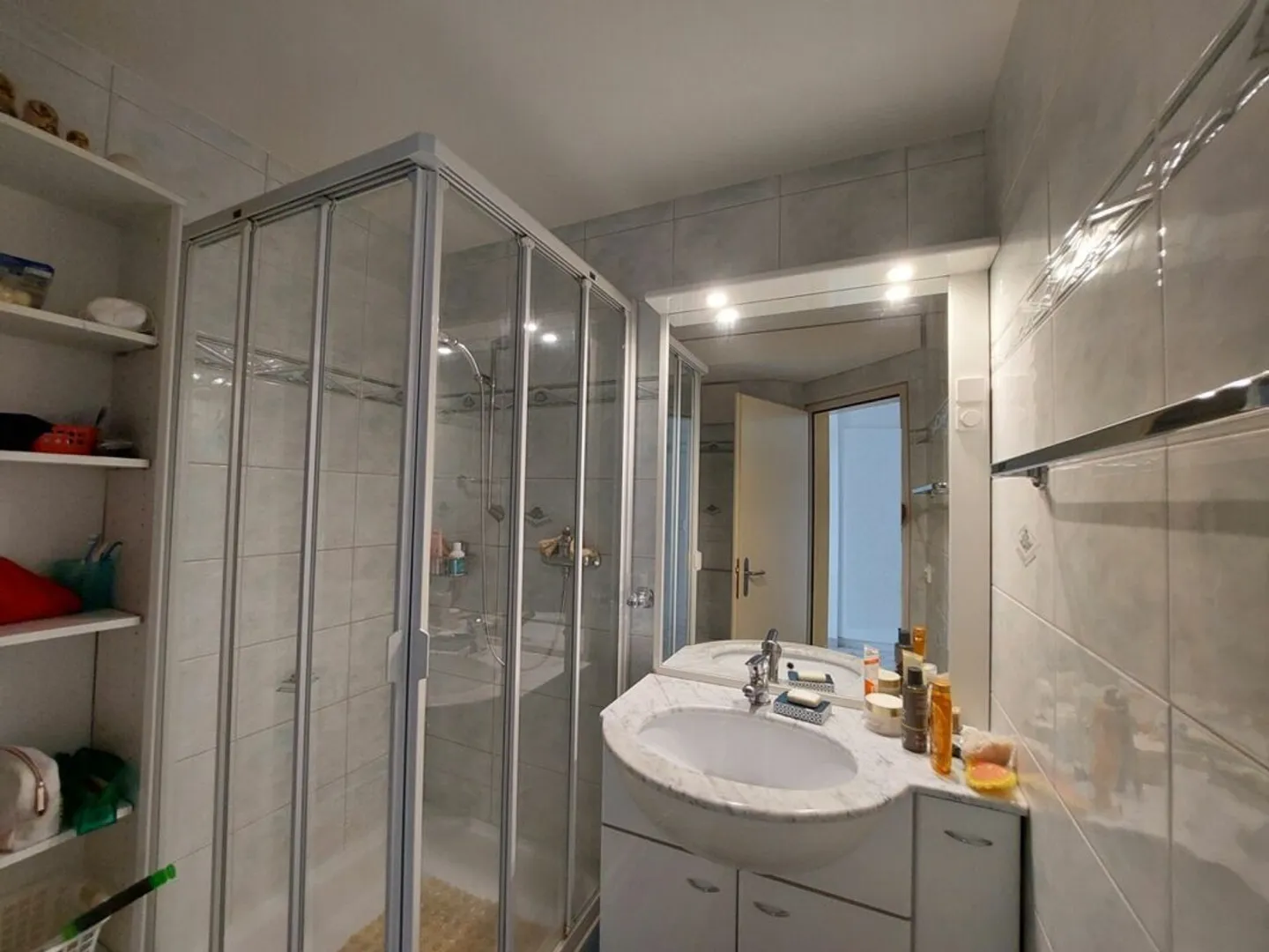 Spacious 4.5-room apartment with balcony, elevator, and garages - Photo 12 of 12