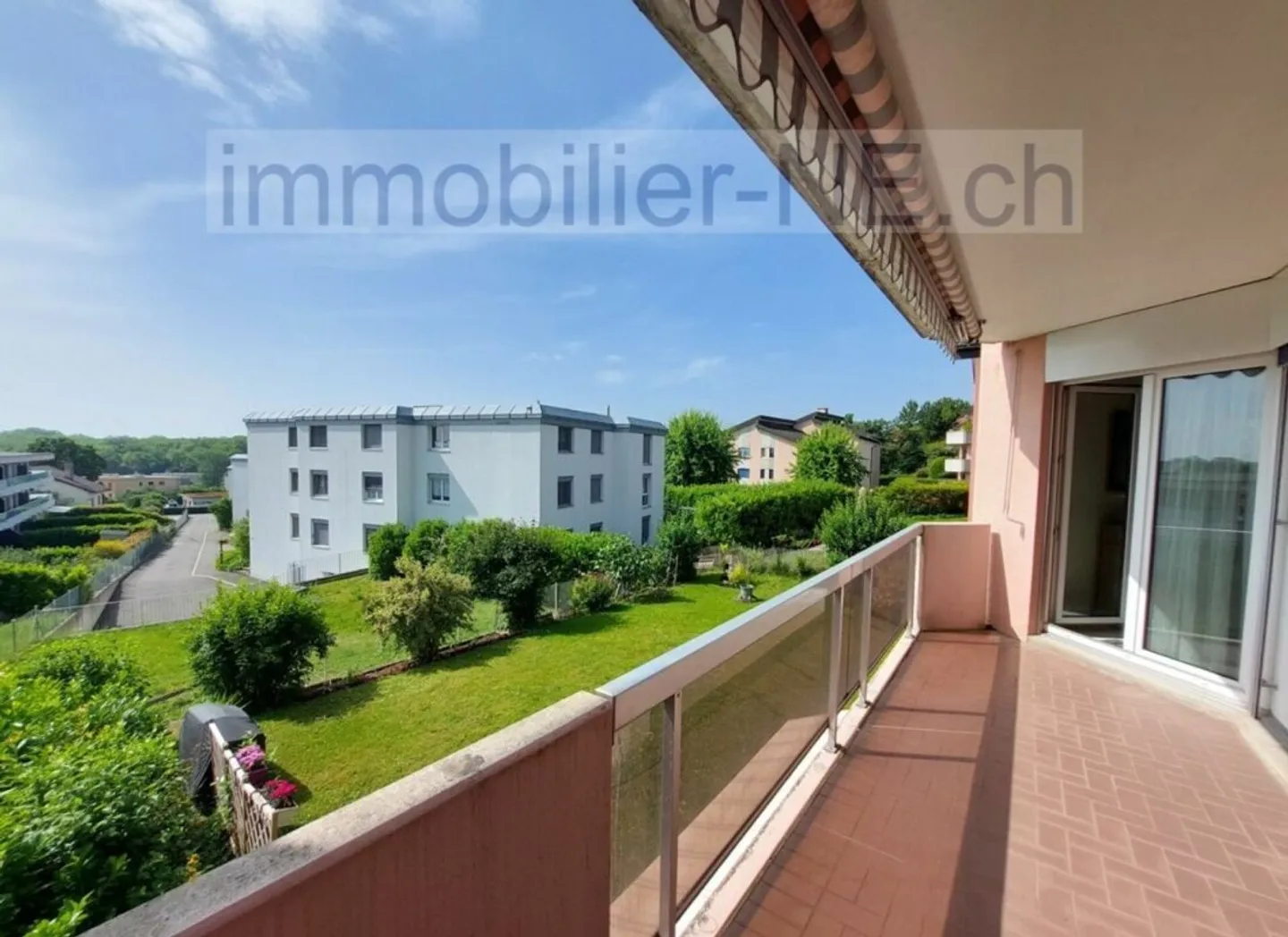 Spacious 4.5-room apartment with balcony, elevator, and garages - Photo 1 of 12