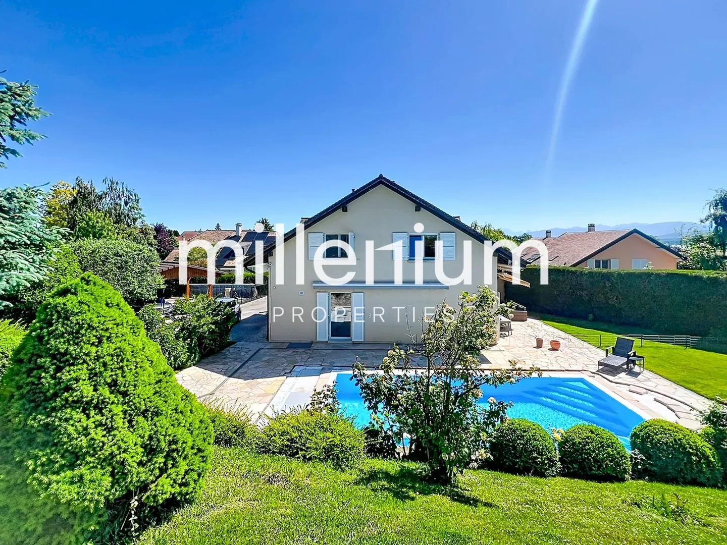 Magnifica villa con piscina a Crans vicino a Céligny - Foto 1 di 21