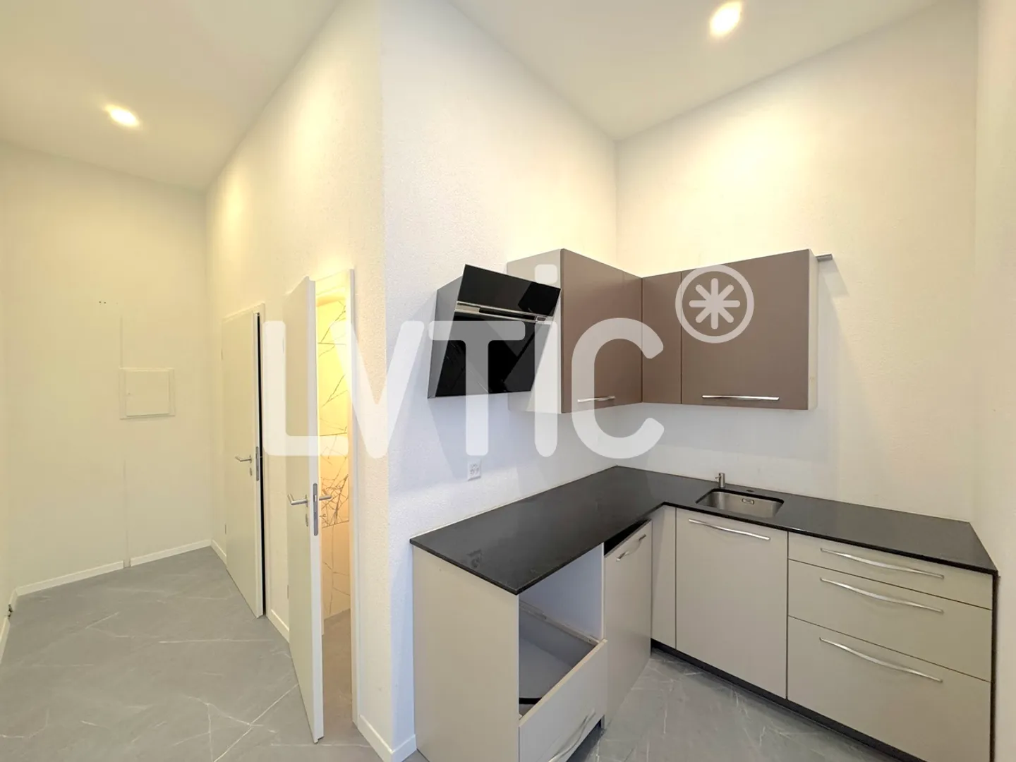 Showroom, premises, workshop of 225 m2 for rent near Villeneuve - Photo 5 of 7