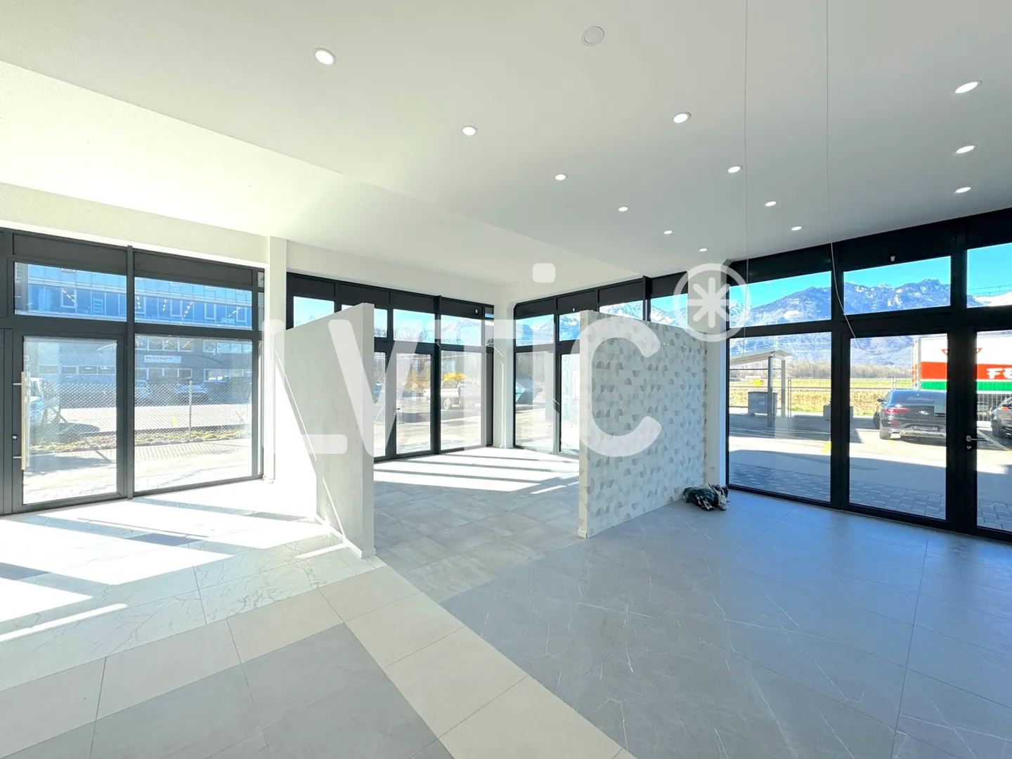Showroom, premises, workshop of 225 m2 for rent near Villeneuve - Photo 2 of 7