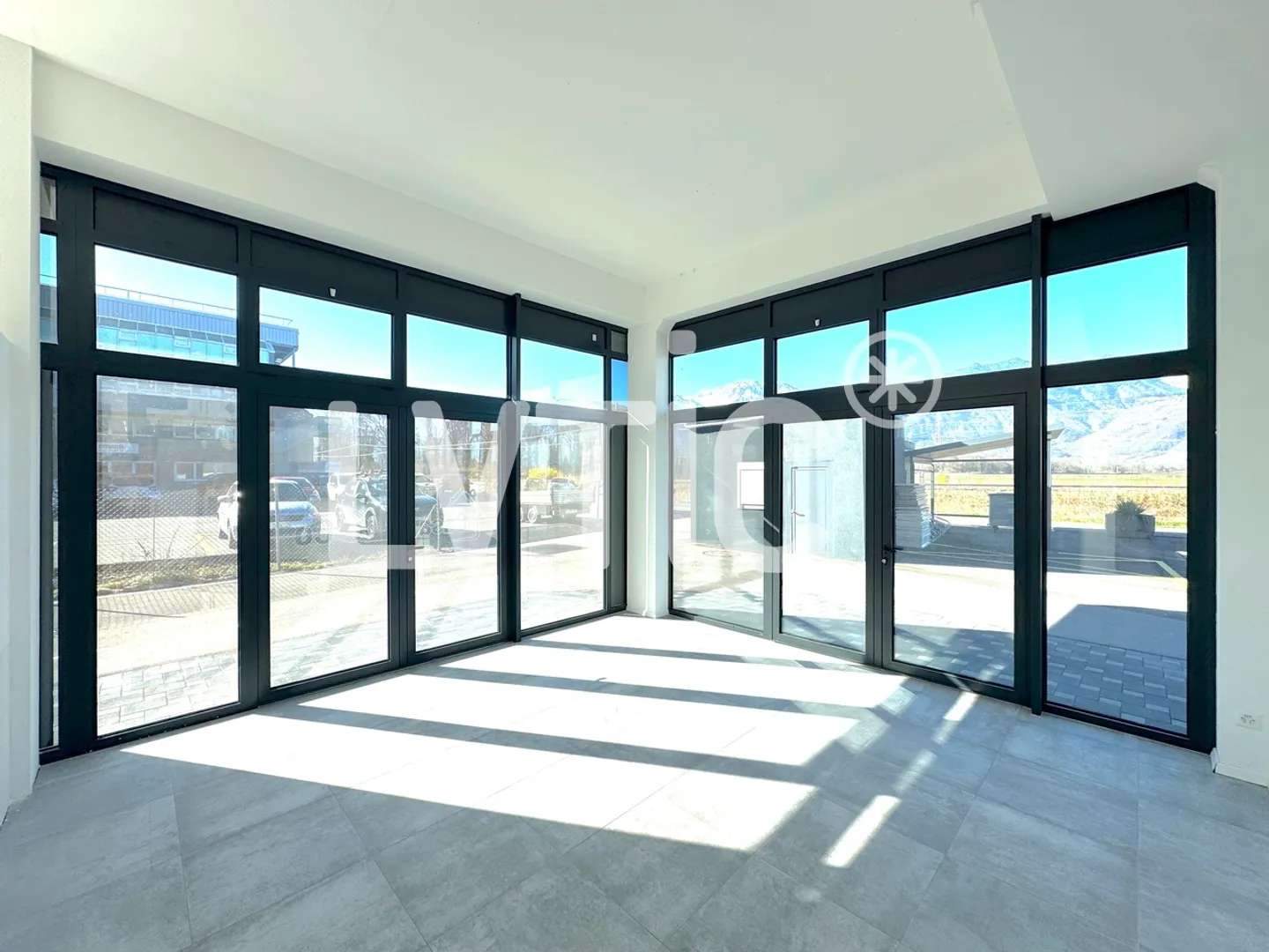 Showroom, premises, workshop of 225 m2 for rent near Villeneuve - Photo 3 of 7