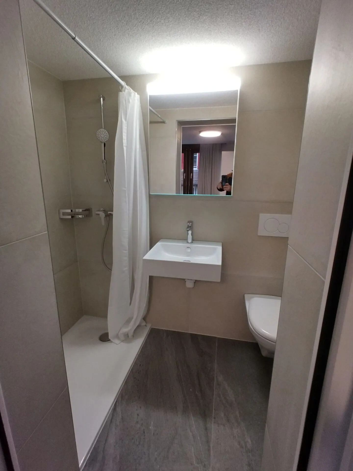 Studio spacieux et meublé avec balcon et salle de bain privée récemment rénovée, cuisine à usage commun, chambre 13 - Photo 3 sur 3