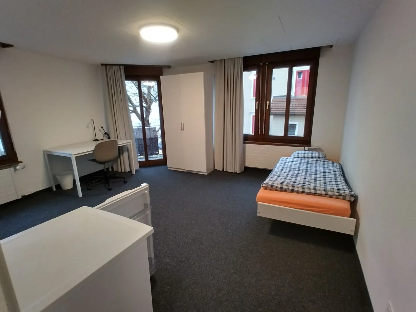 Studio spacieux et meublé avec balcon et salle de bain privée récemment rénovée, cuisine à usage commun, chambre 13 - Photo 2 sur 3