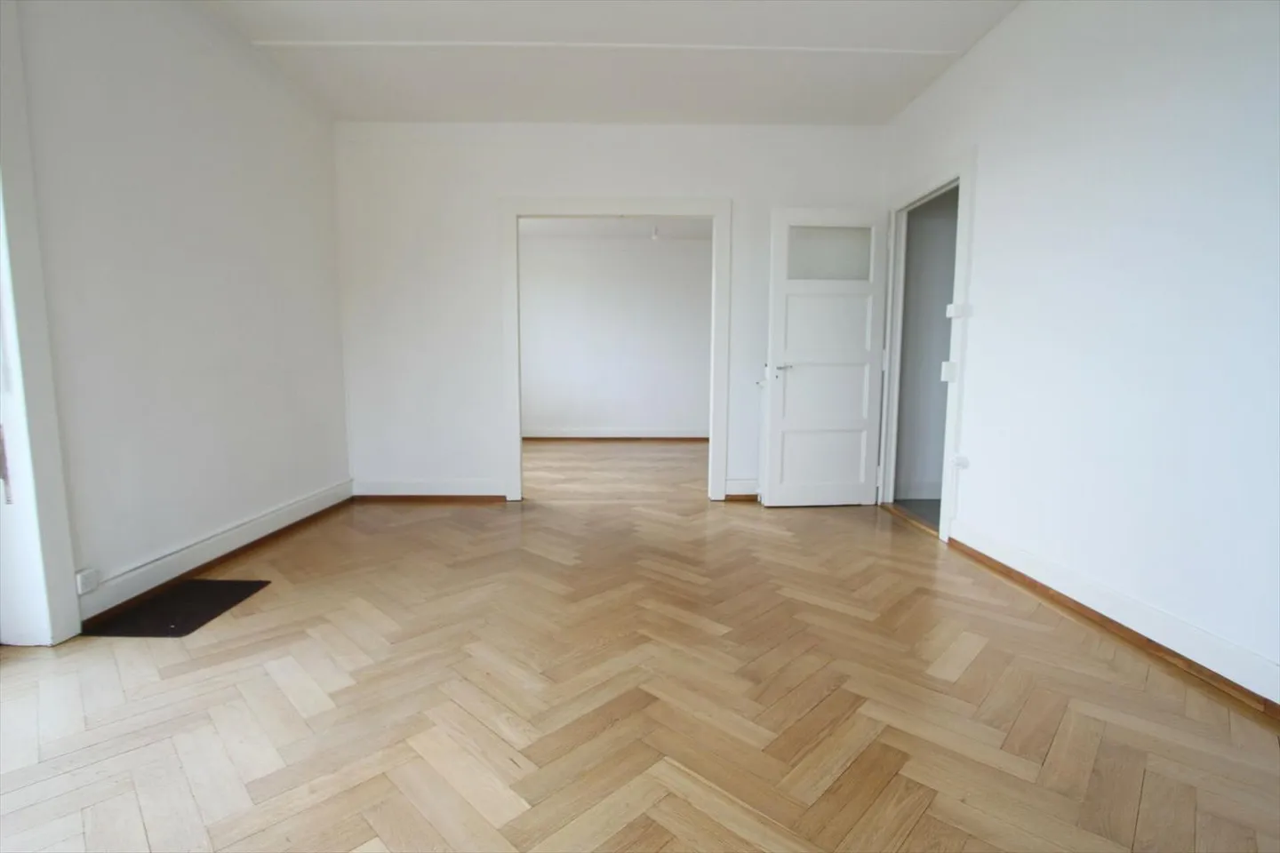 4-room apartment with balcony and stunning lake view - Photo 3 of 7