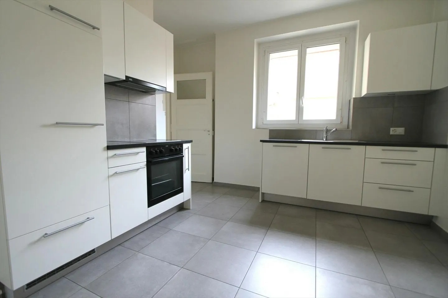 4-room apartment with balcony and stunning lake view - Photo 1 of 7