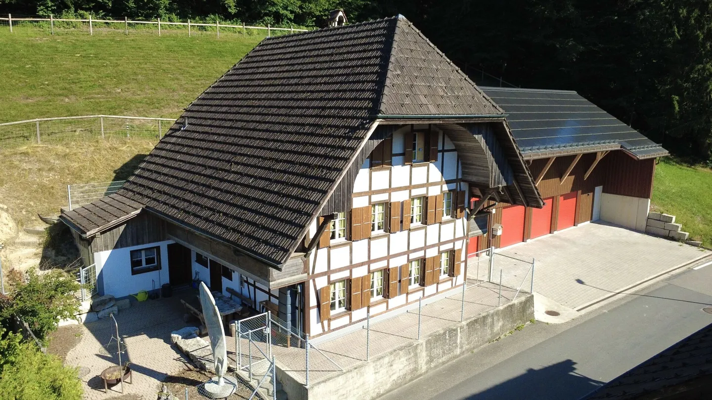 Maison individuelle modernisée avec extension neuve de haute qualité et 3 places de stationnement à Thörigen - Photo 2 sur 21