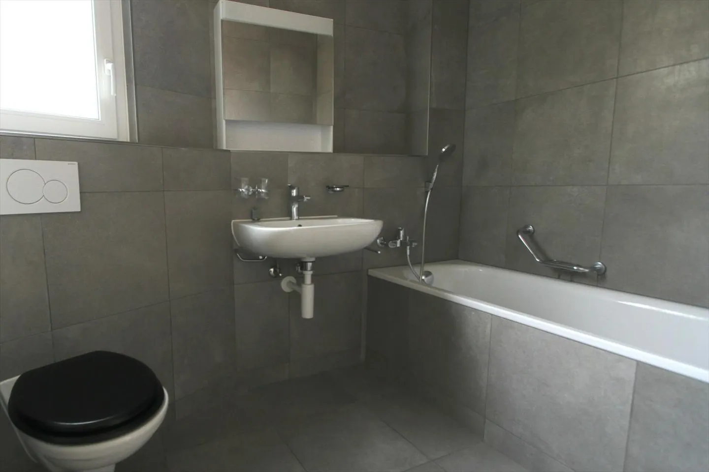4-room apartment with balcony and stunning lake view - Photo 6 of 7