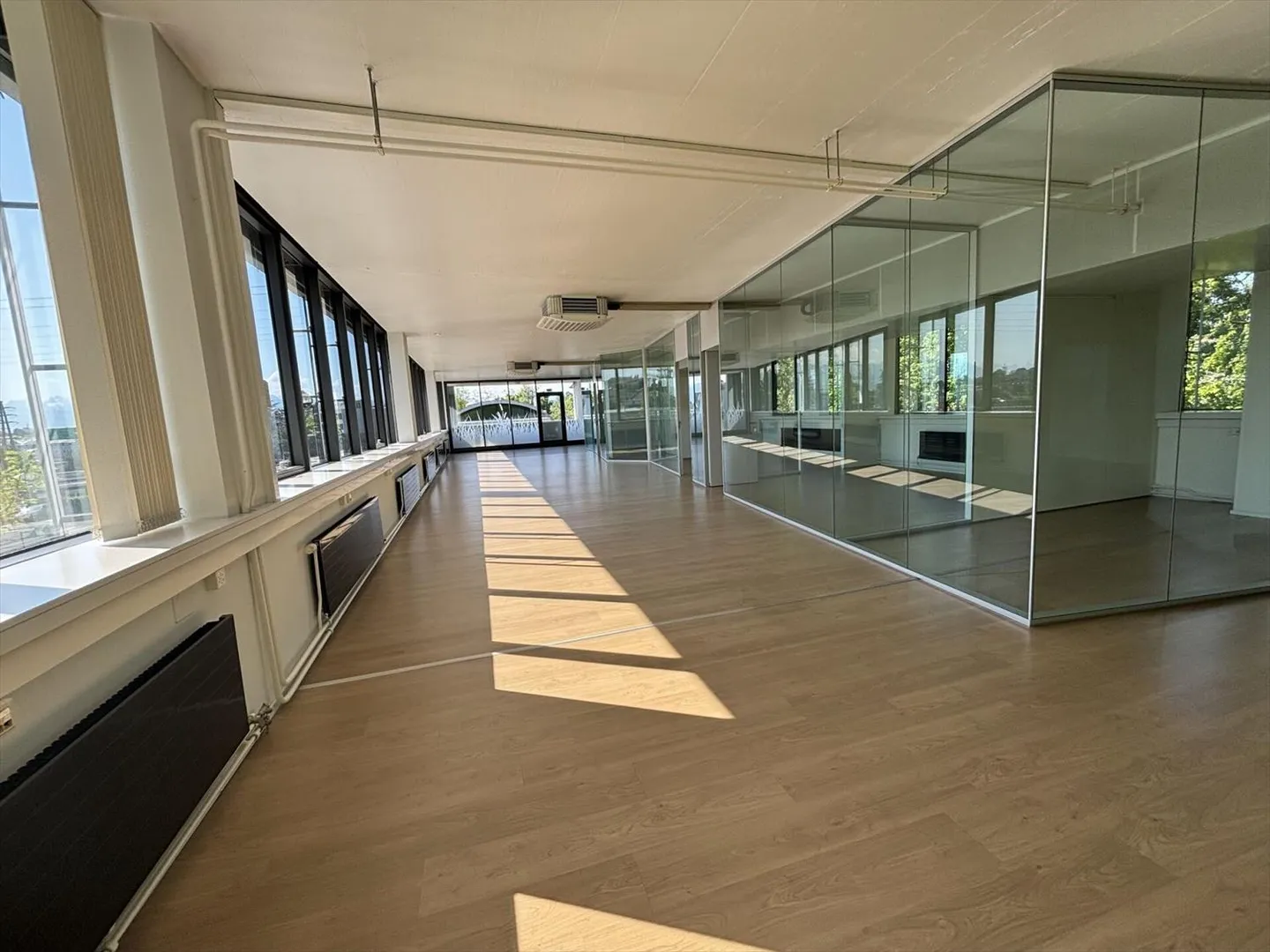 Wunderschöne möblierte Büros von 270 m2 mit Terrasse zur Miete in Cri... - Foto 2 von 9