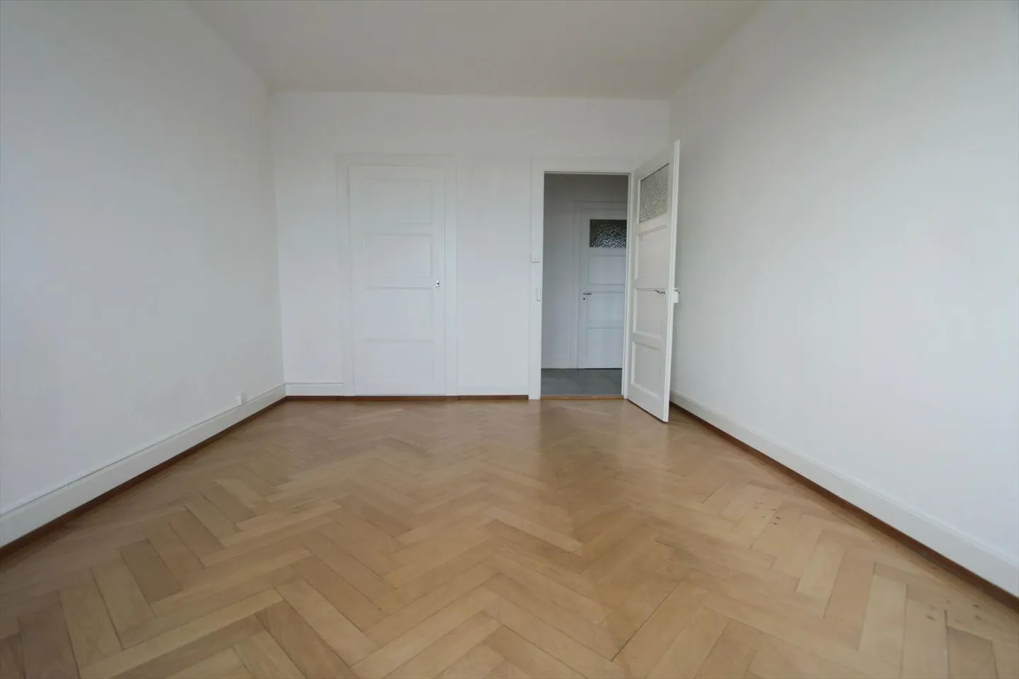 4-room apartment with balcony and stunning lake view - Photo 5 of 7