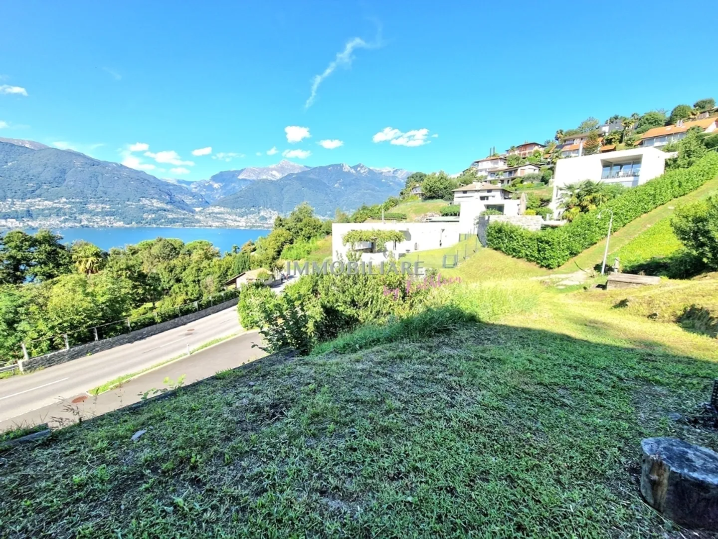 Terreno con vista lago e 4 posti auto - Foto 2 di 6