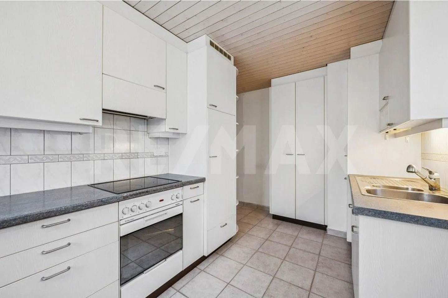 Teilrenoviertes Mehrfamilienhaus mit viel Potential - Foto 3 von 13