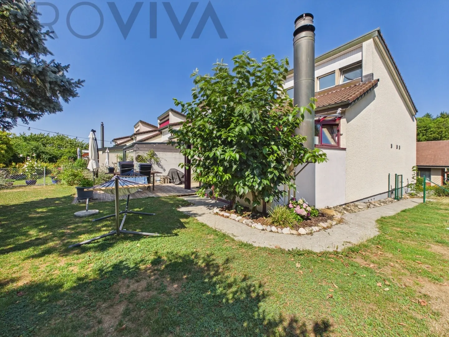 Ampia casa angolare nel verde - ideale per le famiglie - Foto 1 di 9