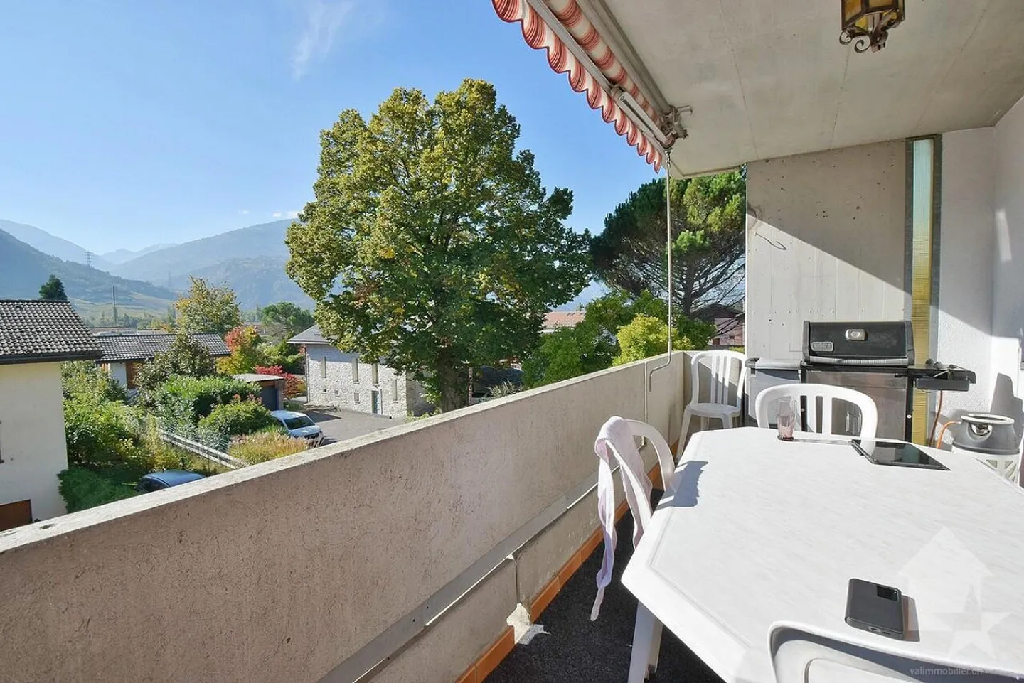 4.5 rooms with a garage box and an outdoor parking space included - Photo 1 of 13